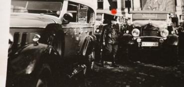 Preview: altes Foto - Wien ???  Volks.-und Bürgerschule - riesiges Adolf Hitler Plakat